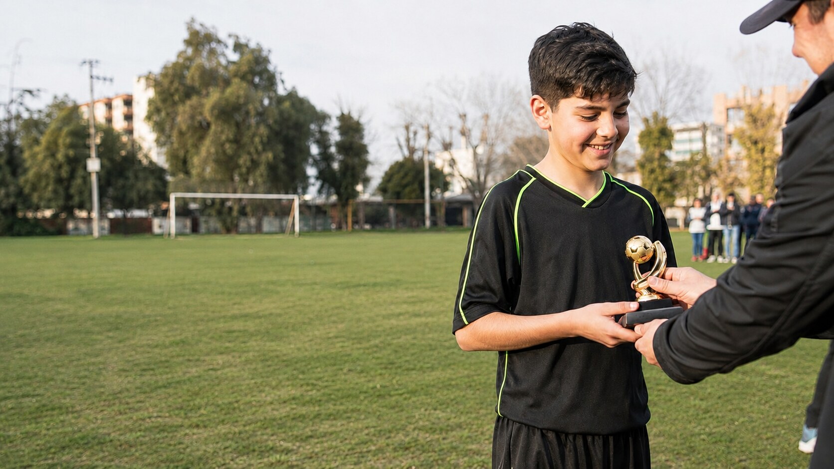 Jugador infantil chileno recibiendo un reconocimiento de fútbol